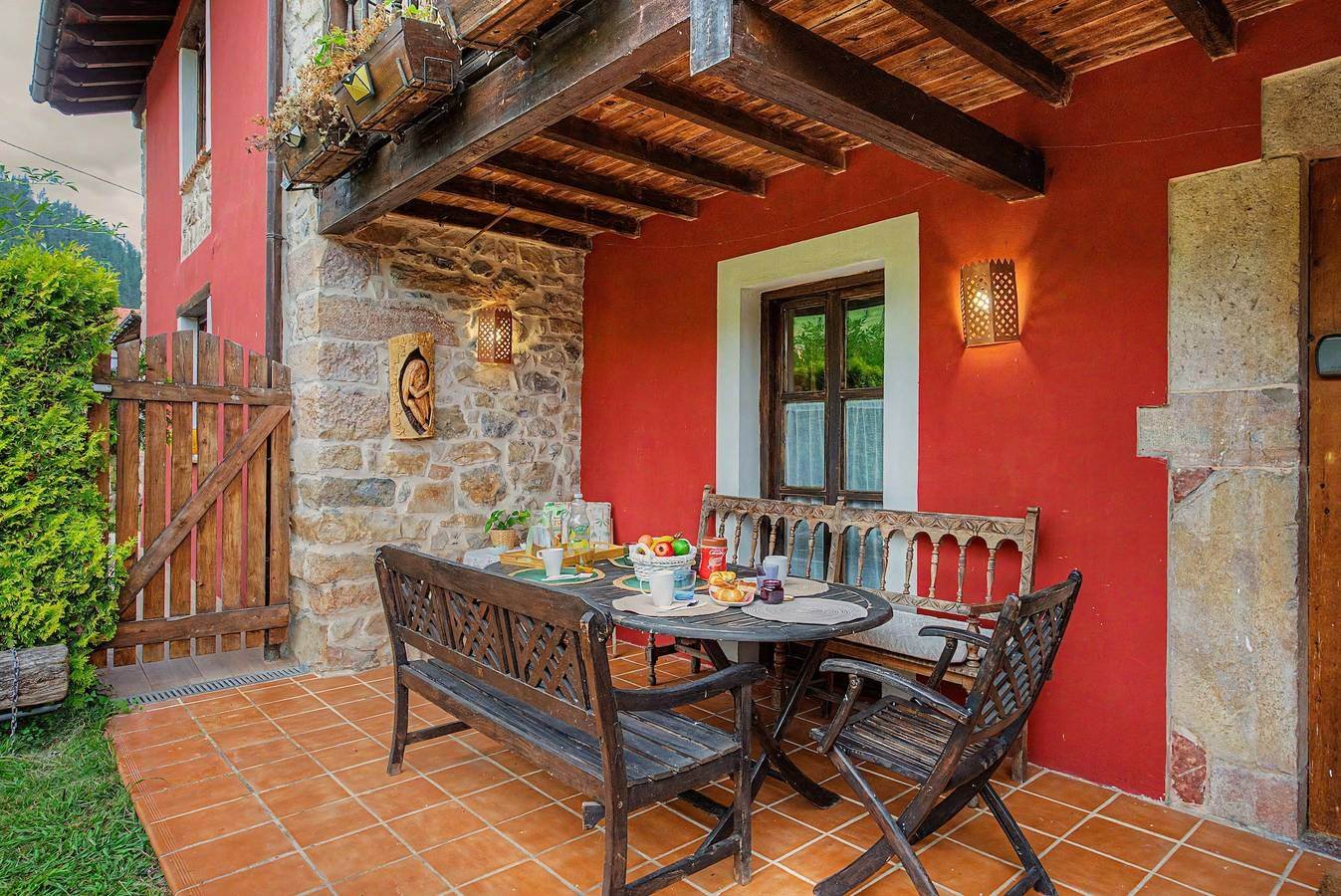 Porche cubierto con mesa y sillas