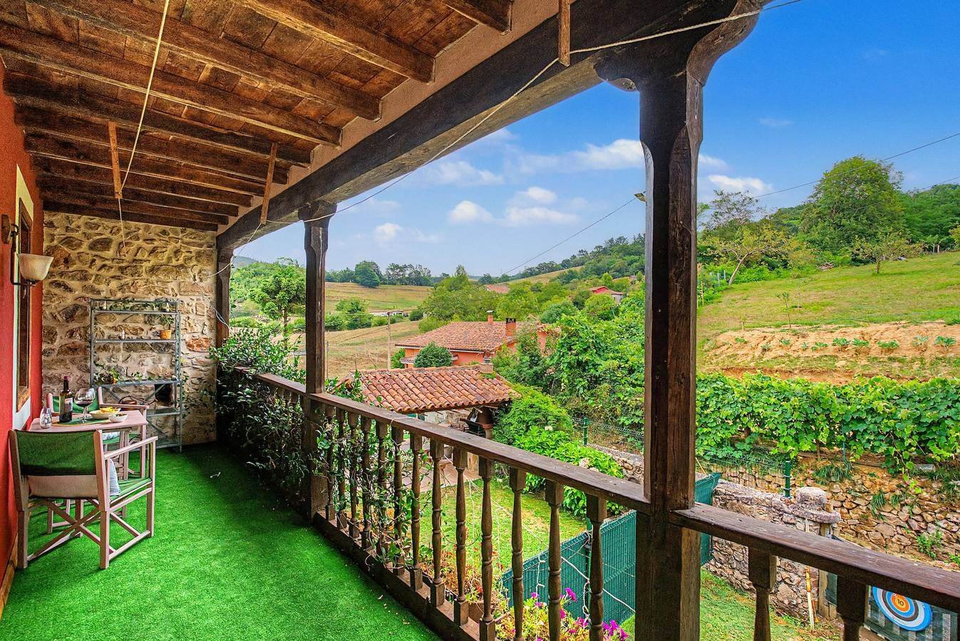 Balcón de madera con vistas al valle