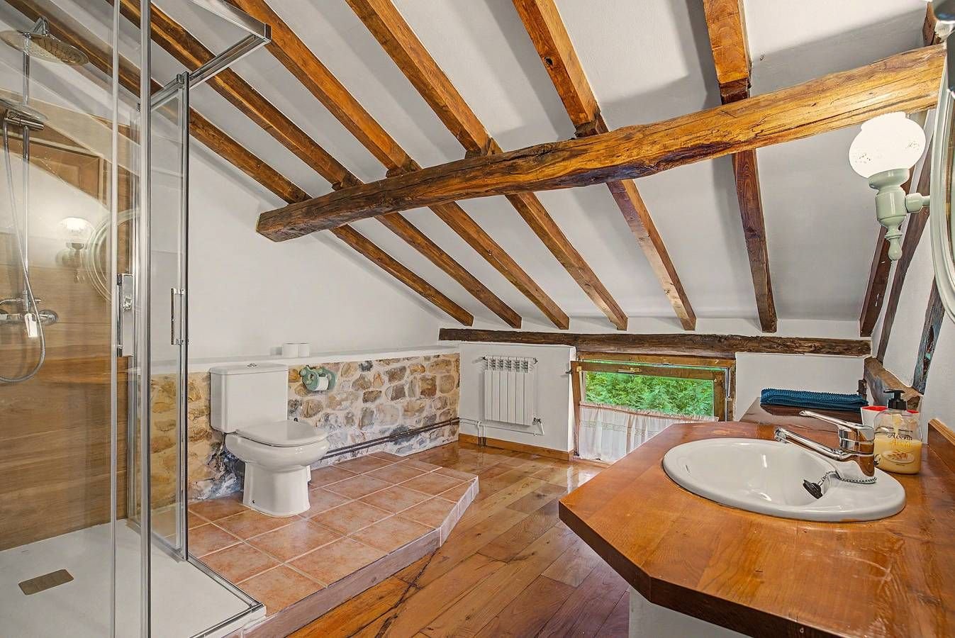 Baño de la buhardilla con ducha de cristal