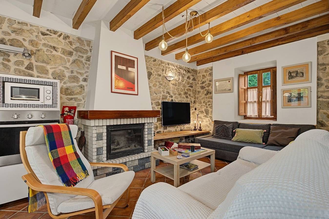 Salón con chimenea del Refugio del Sol