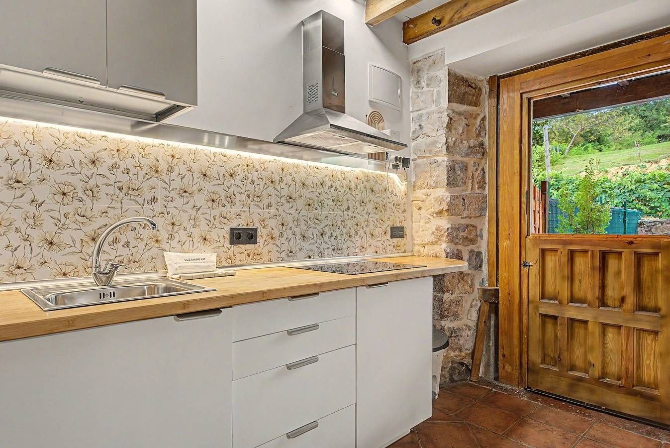 Cocina blanca con encimera de madera