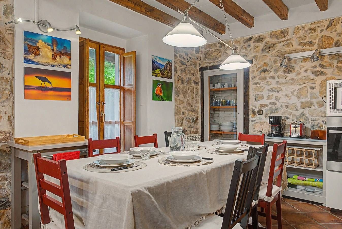 Comedor con mesa grande puesta