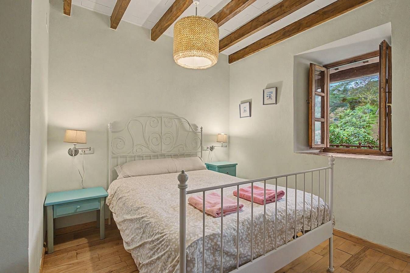 Dormitorio doble con cama de metal