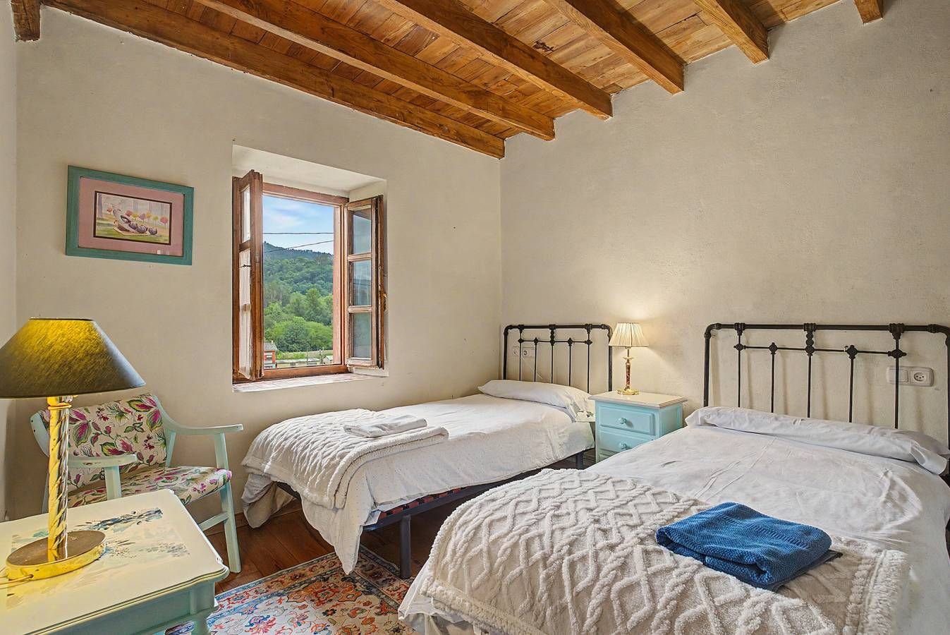 Dormitorio con dos camas bajo vigas