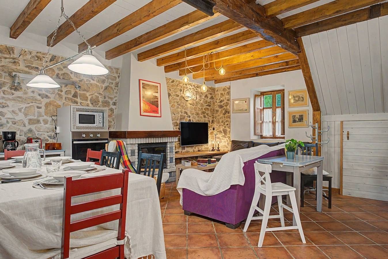 Salón-comedor con chimenea del Refugio del Sol