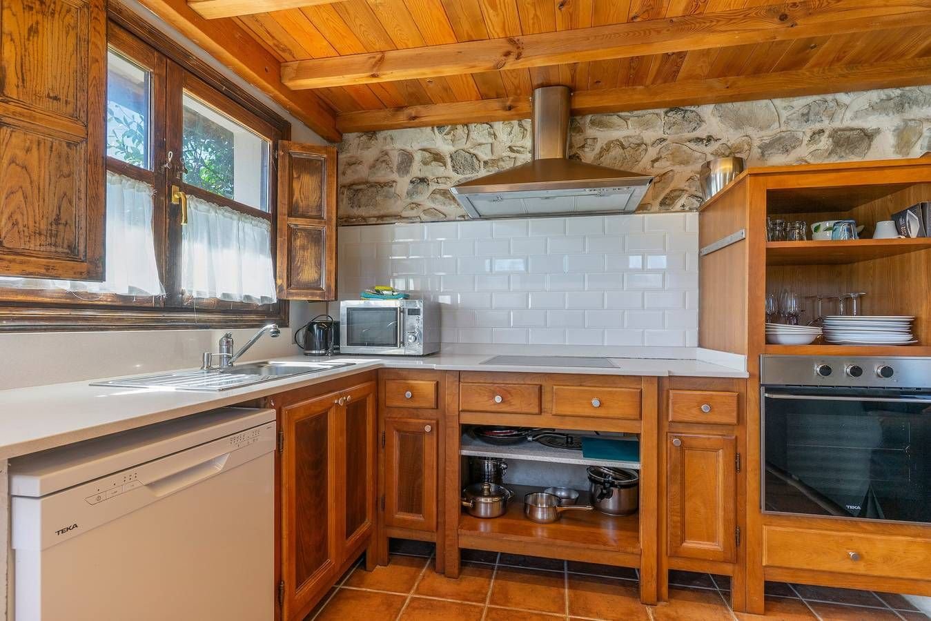Cocina con muebles de madera y vitrocerámica