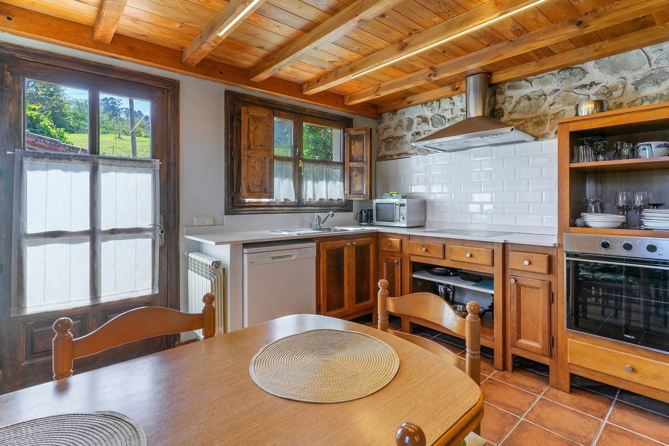 Cocina con horno y ventana