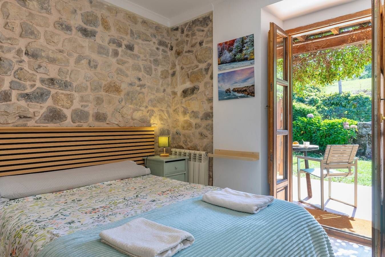 Dormitorio doble con puerta de cristal a la terraza