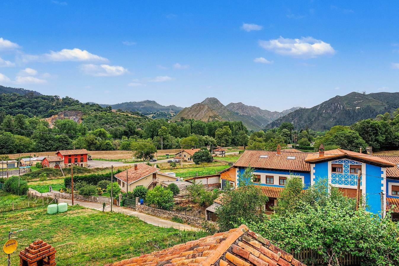 Valle y picos de montaña con casas del pueblo